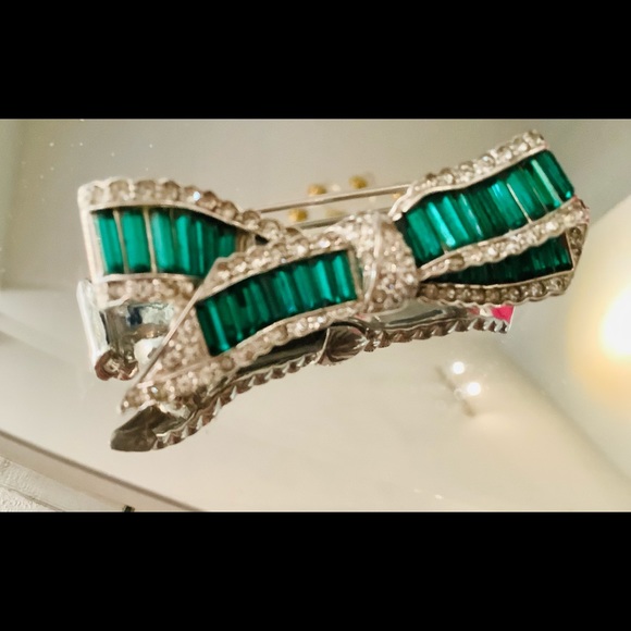 Vintage Jewelry - Beautiful holiday bow brooch vintage